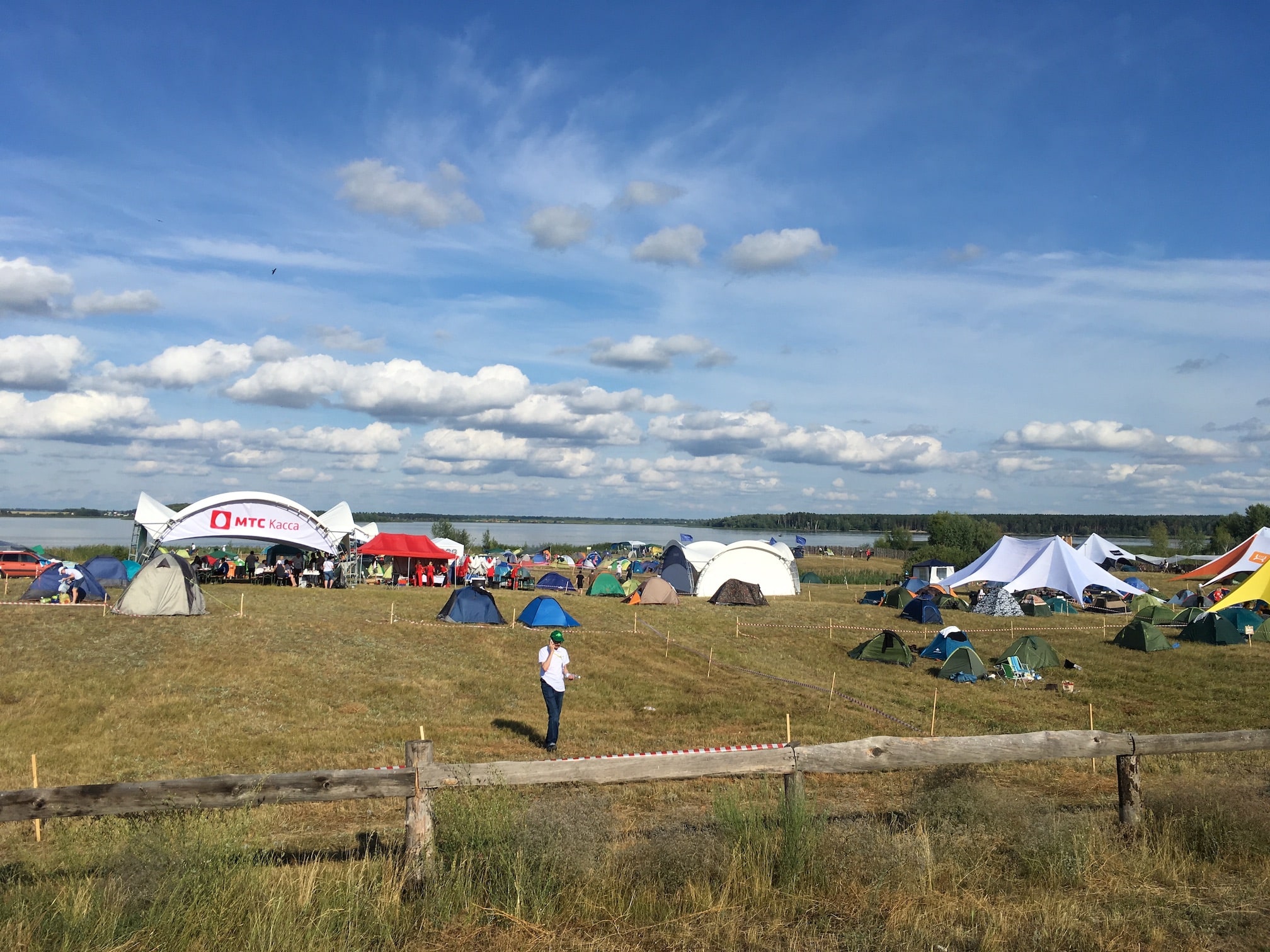 Вид на палаточный лагерь в субботу