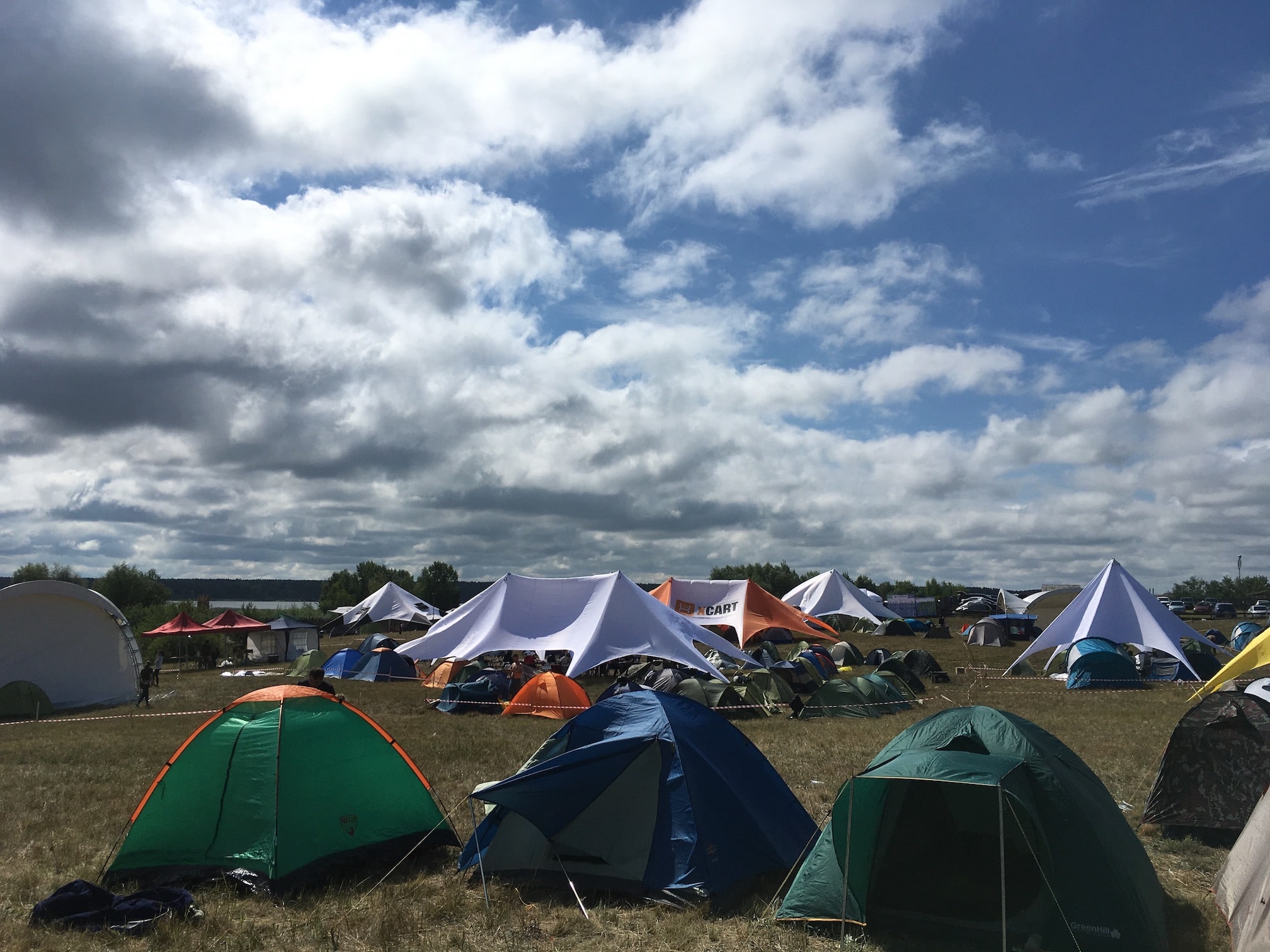 Вид на палаточный лагерь в пятницу